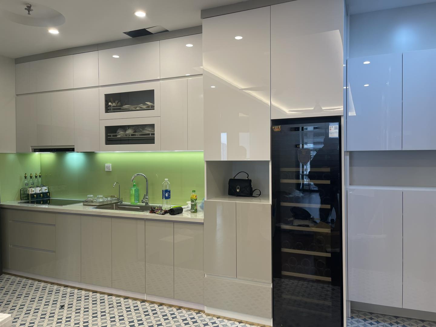Tủ bếp inox cánh kính