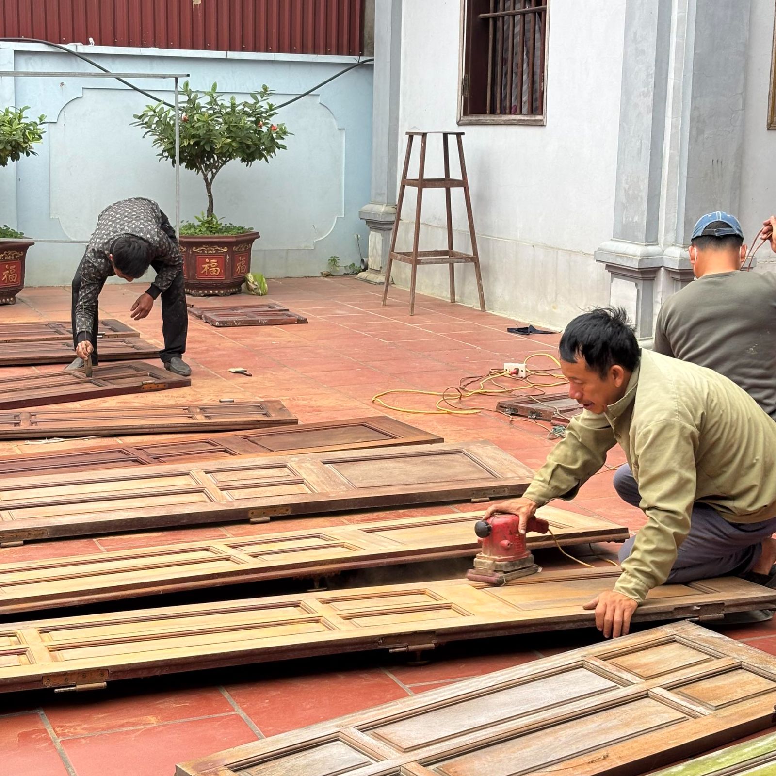 Thi công sơn Pu cừa gỗ