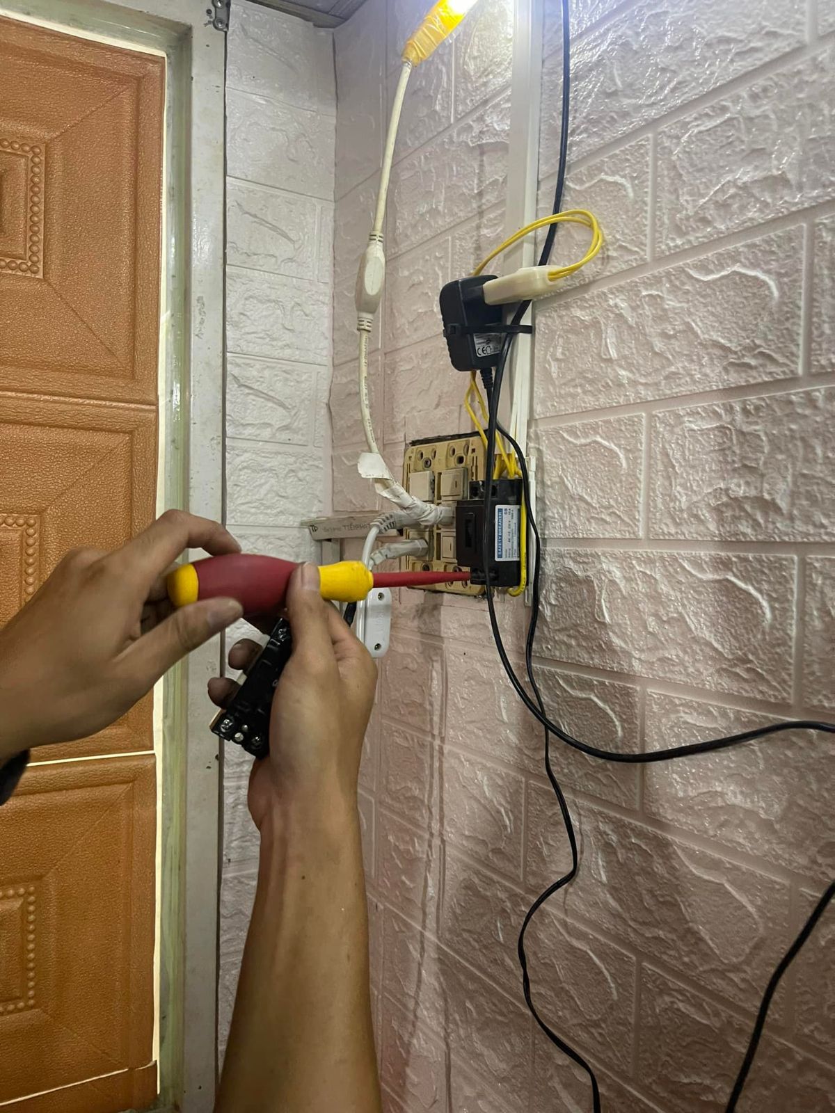 Thay thế thiết bị điện