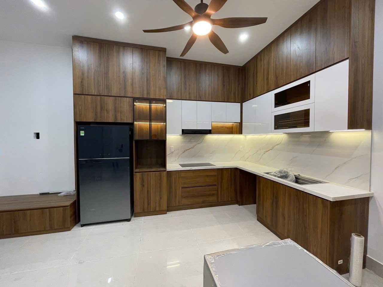 Tủ bếp chữ L hiện đại