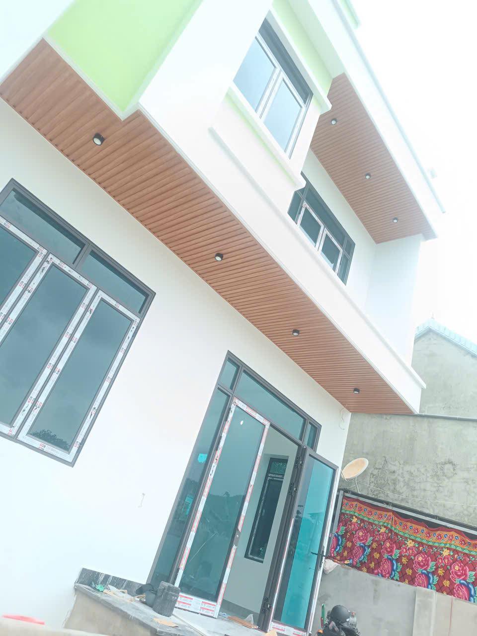 Thi công lam sóng mái hiên giả gỗ 