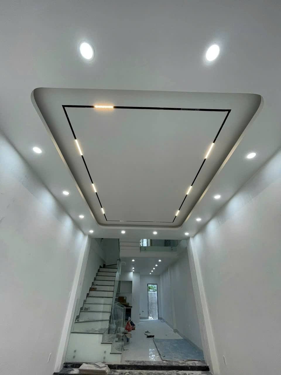 Thi công trần thạch cao đèn LED line