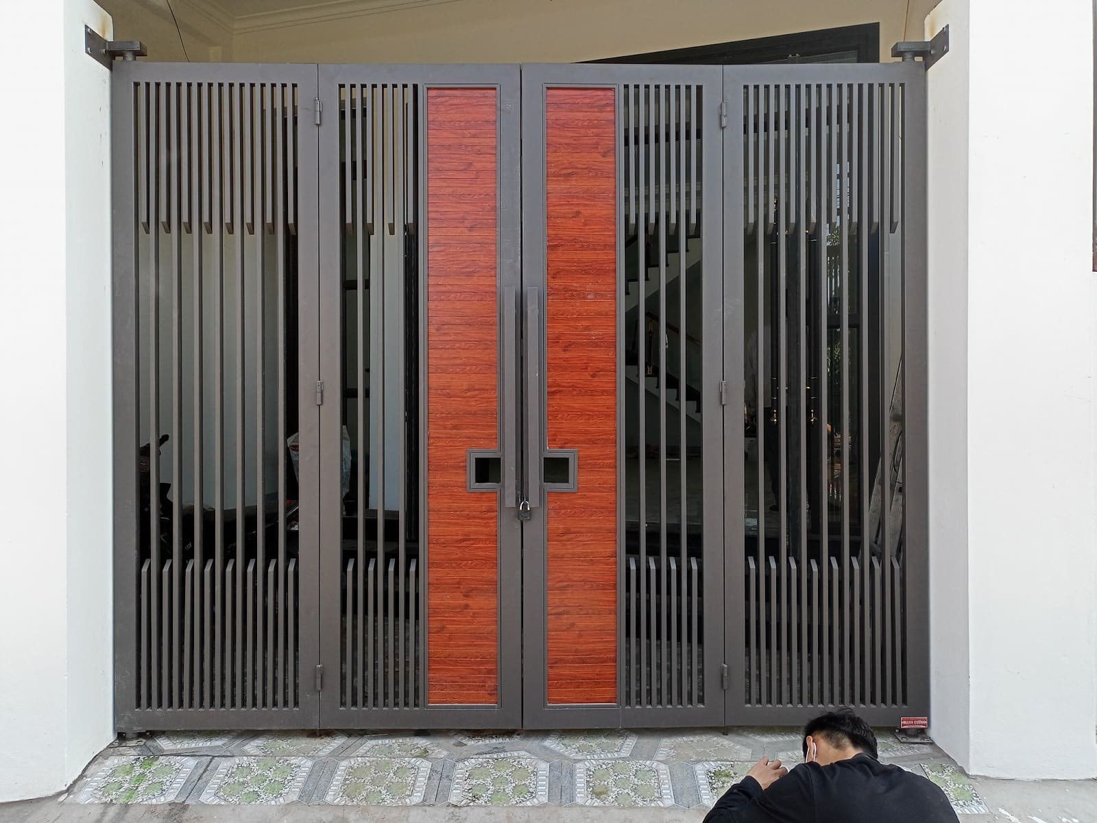 Cửa sắt hộp kết hợp lam đứng và ốp giả gỗ