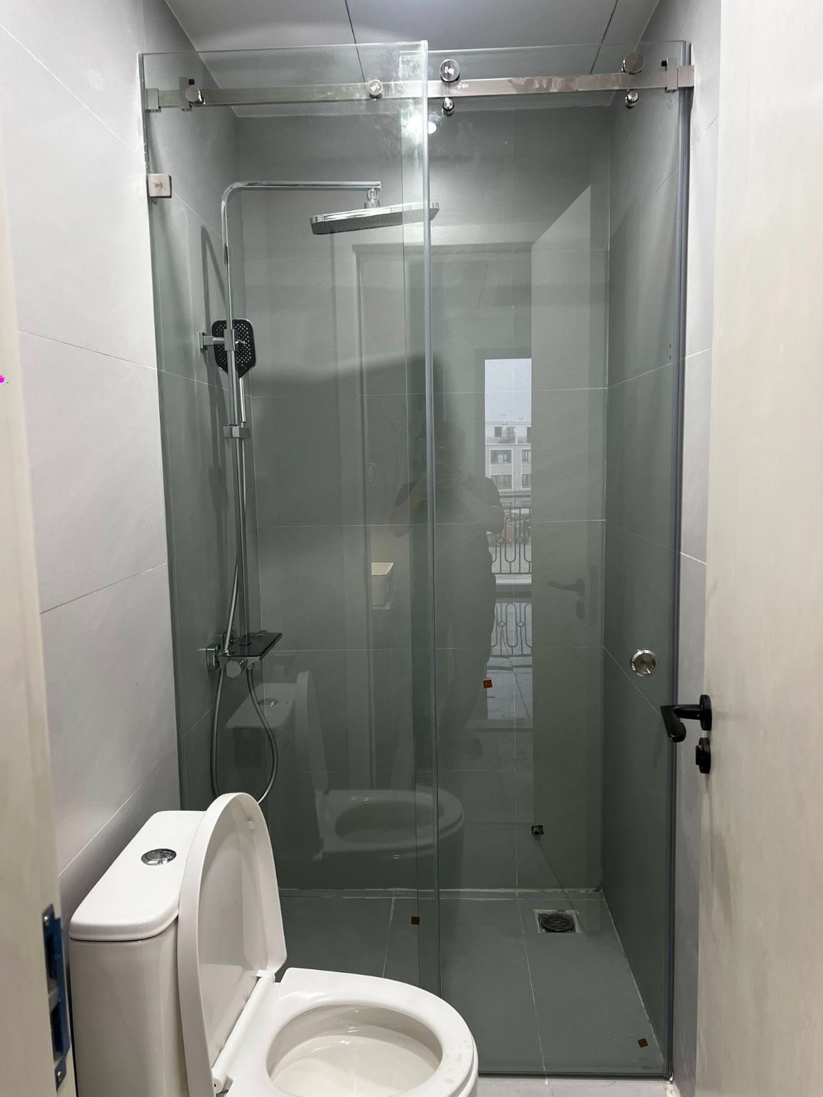 Vách kính phòng tắm cửa lùa