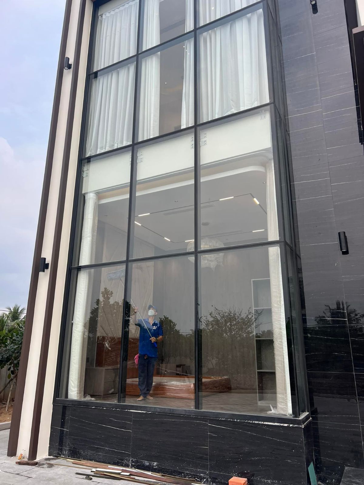 Vệ sinh kính cường lực 