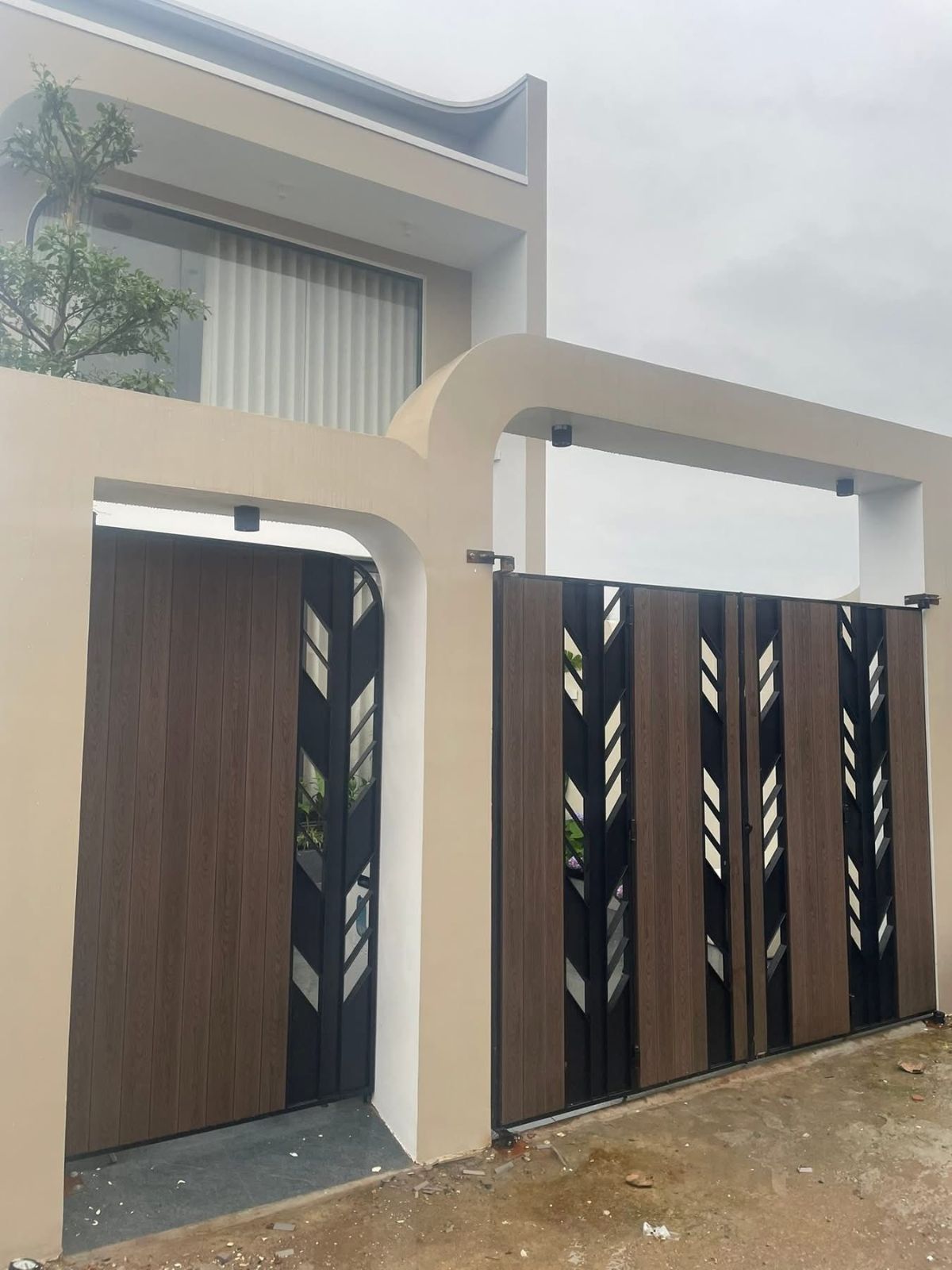 Thi công cổng sắt hộp 4 cánh ốp lam giả gỗ