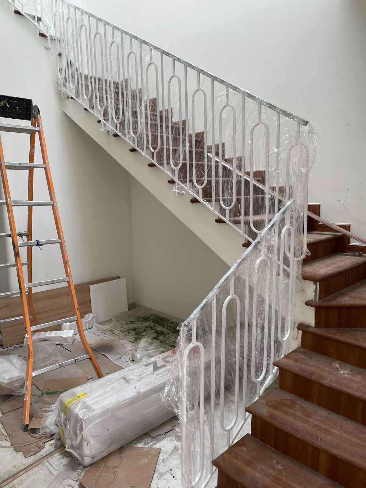 Lan can sắt sơn trắng uốn họa tiết