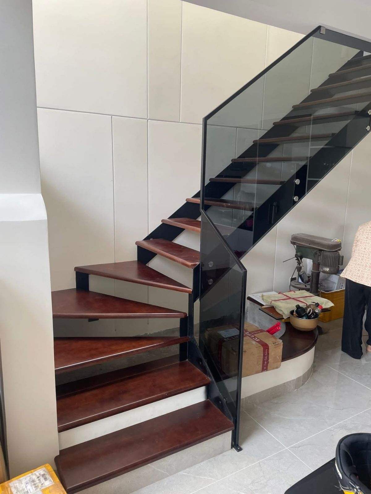 Lan can kính cường lực khung sắt