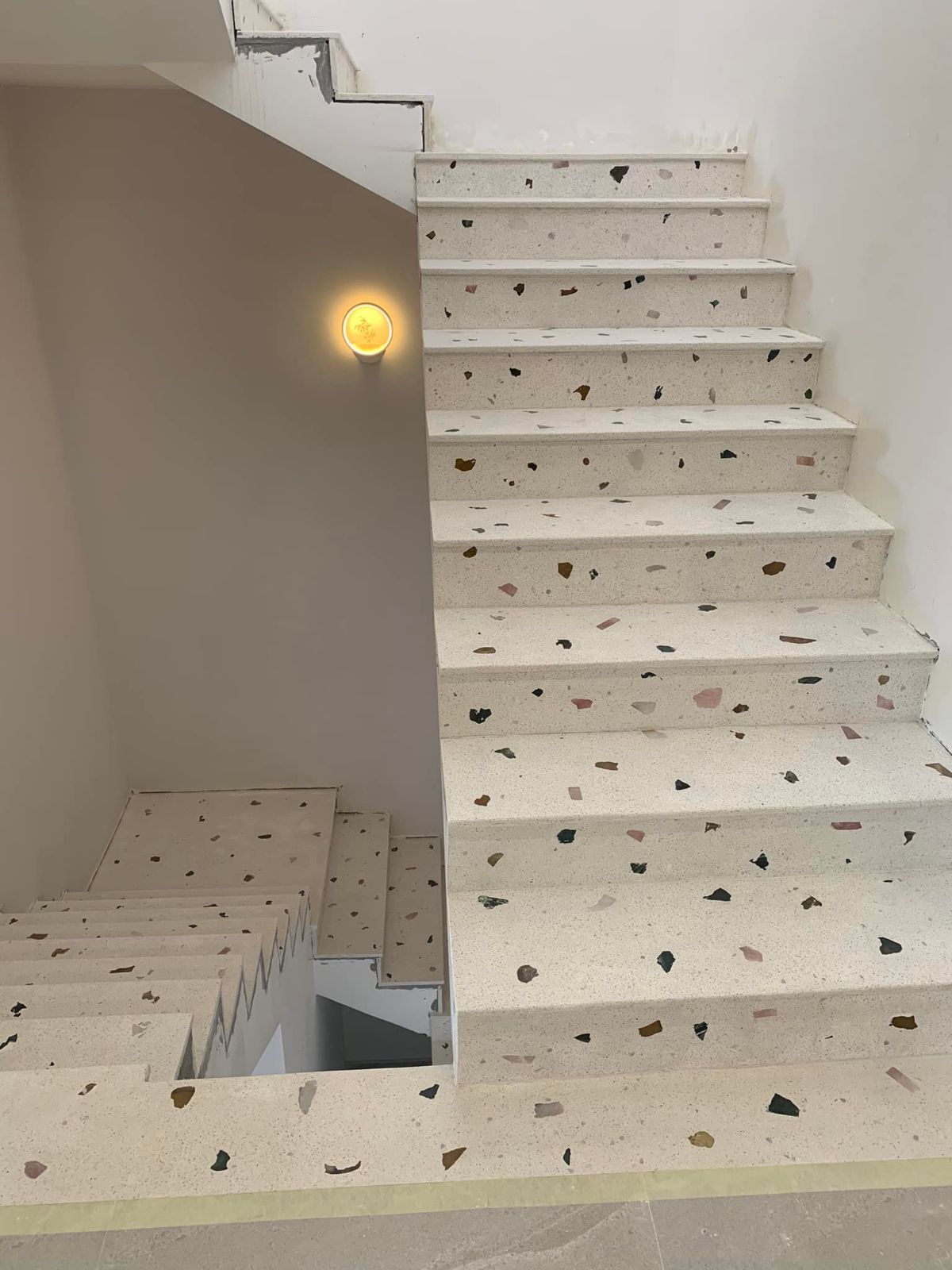 Cầu thang bê tông ốp đá mài Terrazzo
