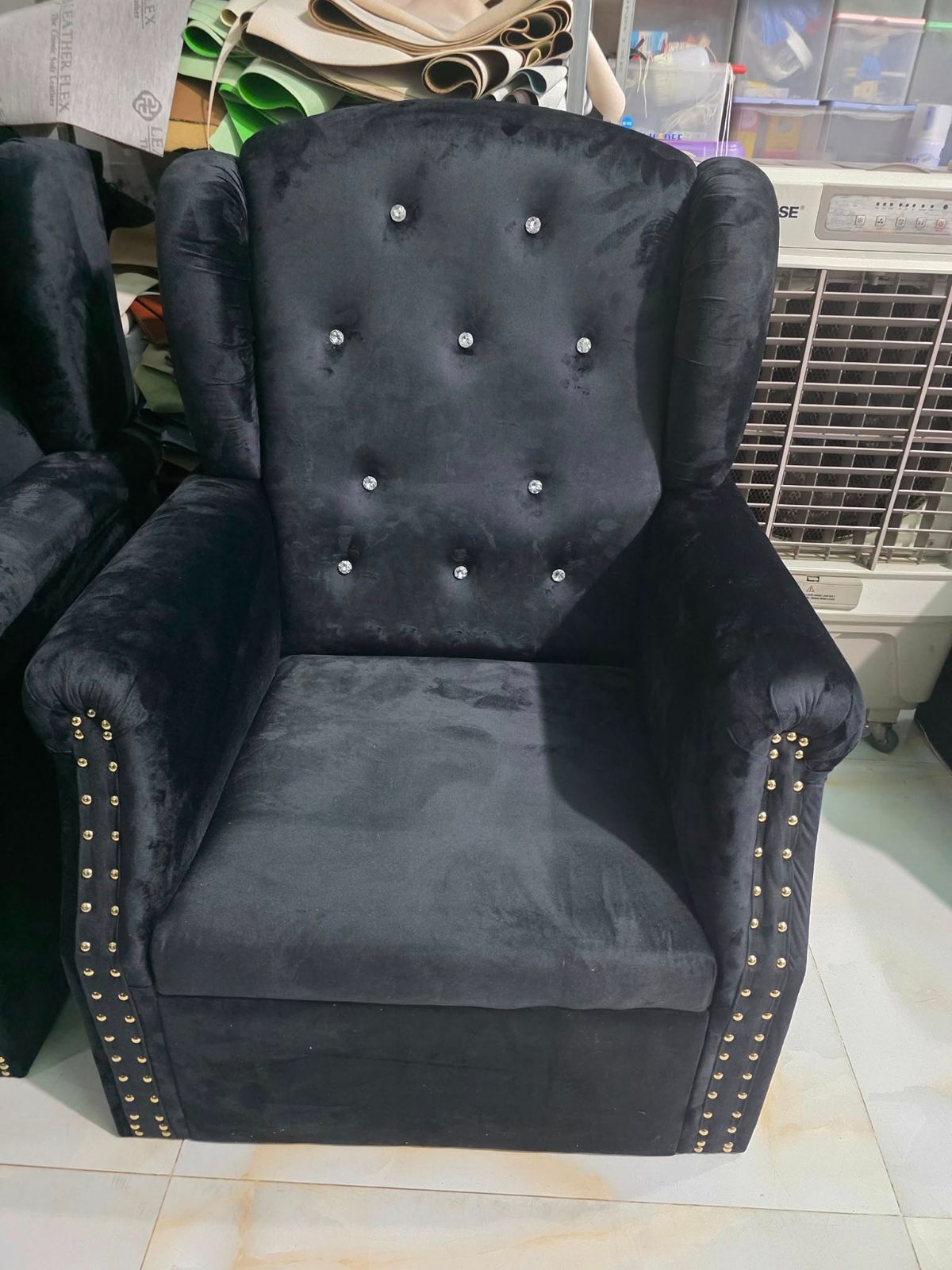 Ghế đơn bọc vải nhung màu đen