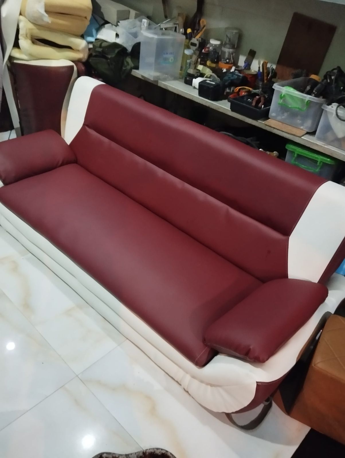 Sofa băng dài bọc da simili màu đỏ đô