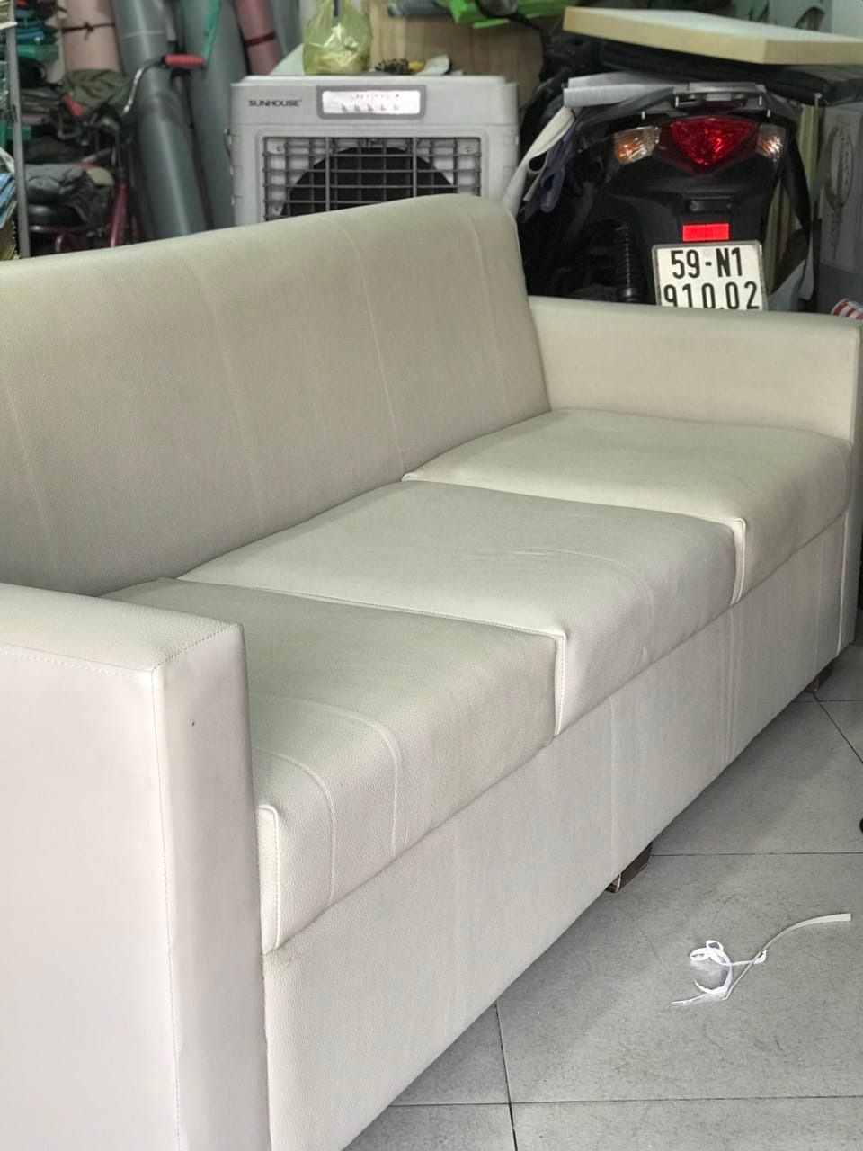 Sofa băng dài bọc vải màu kem sáng