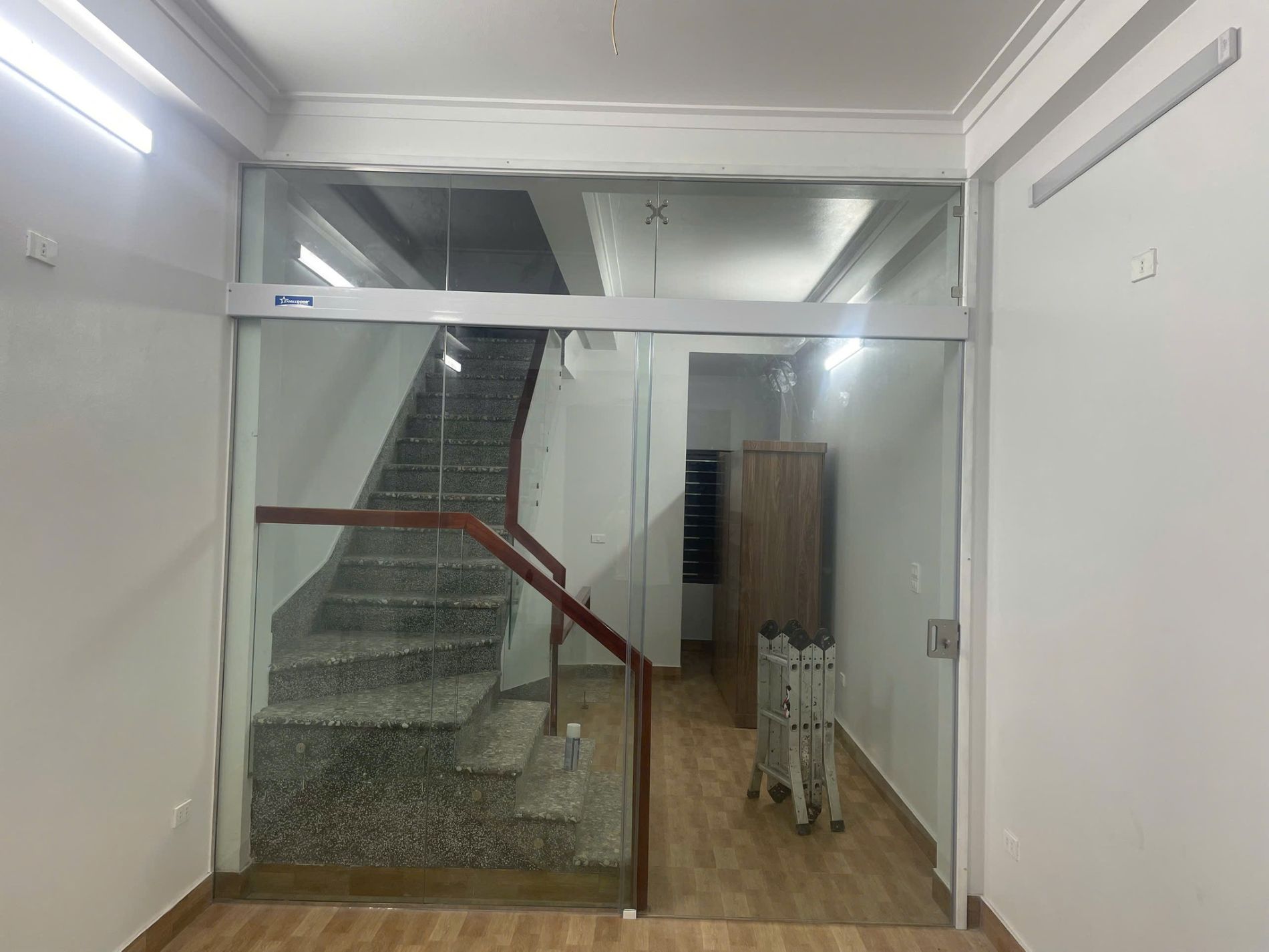 Cửa kính cường lực lùa trong nhà