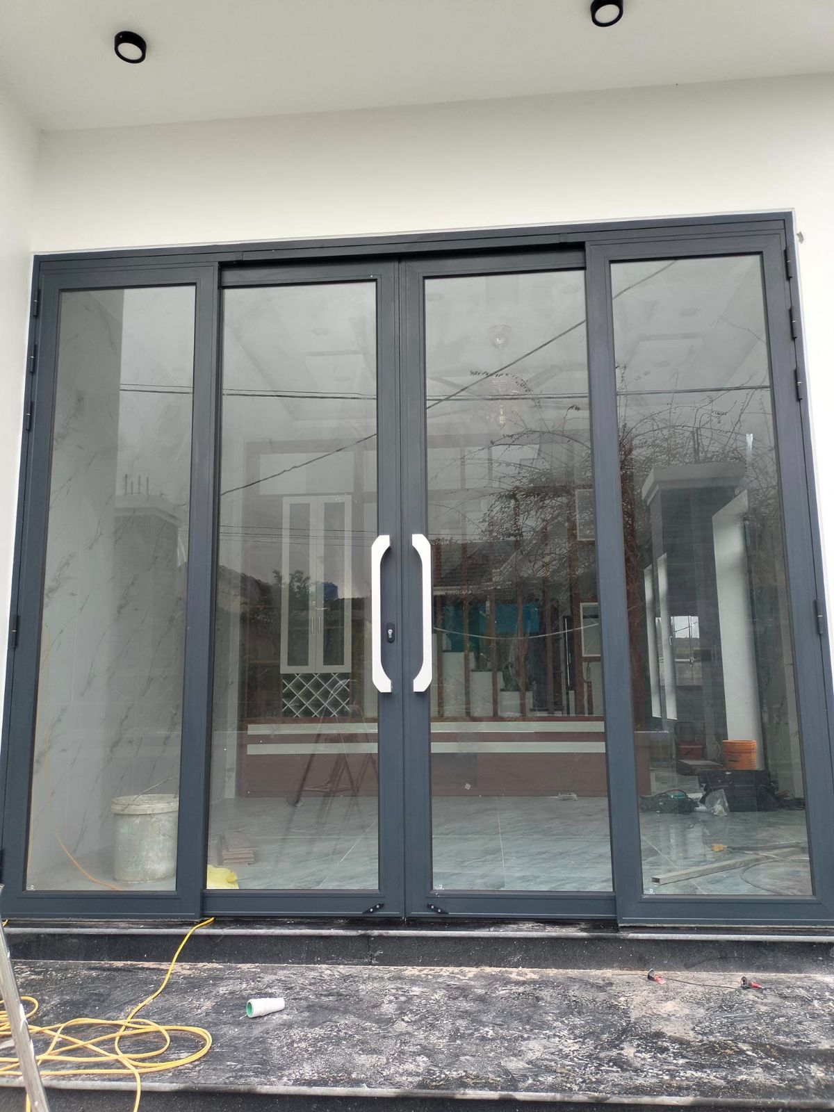 Cửa nhôm kính mở quay 4 cánh mặt tiền