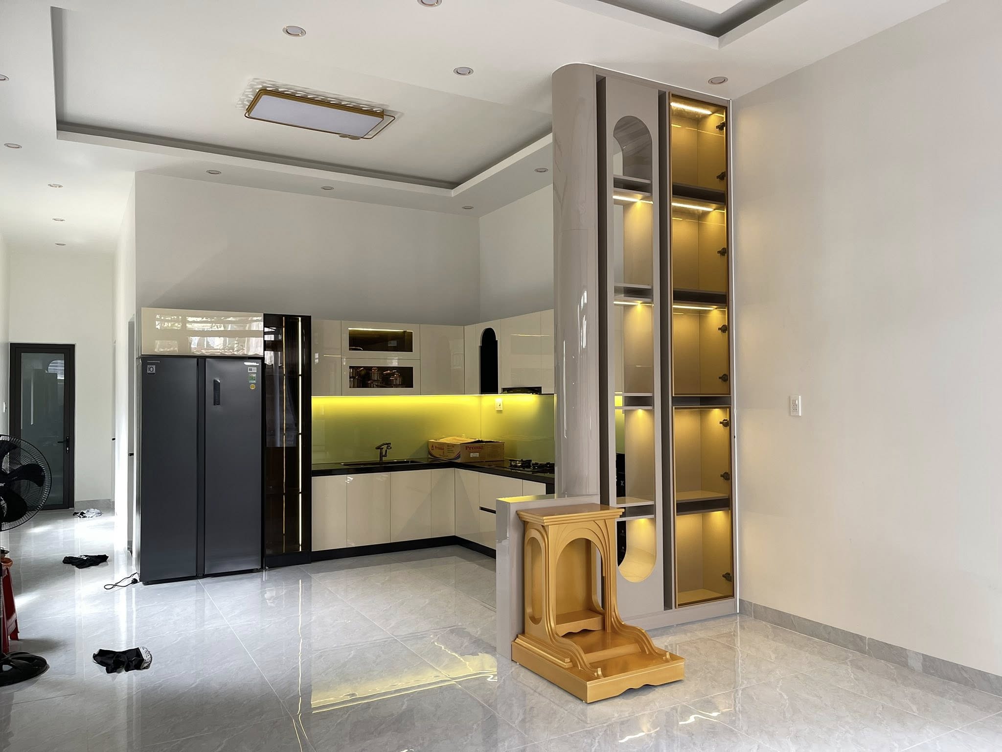 Khu bếp kết hợp tủ trang trí