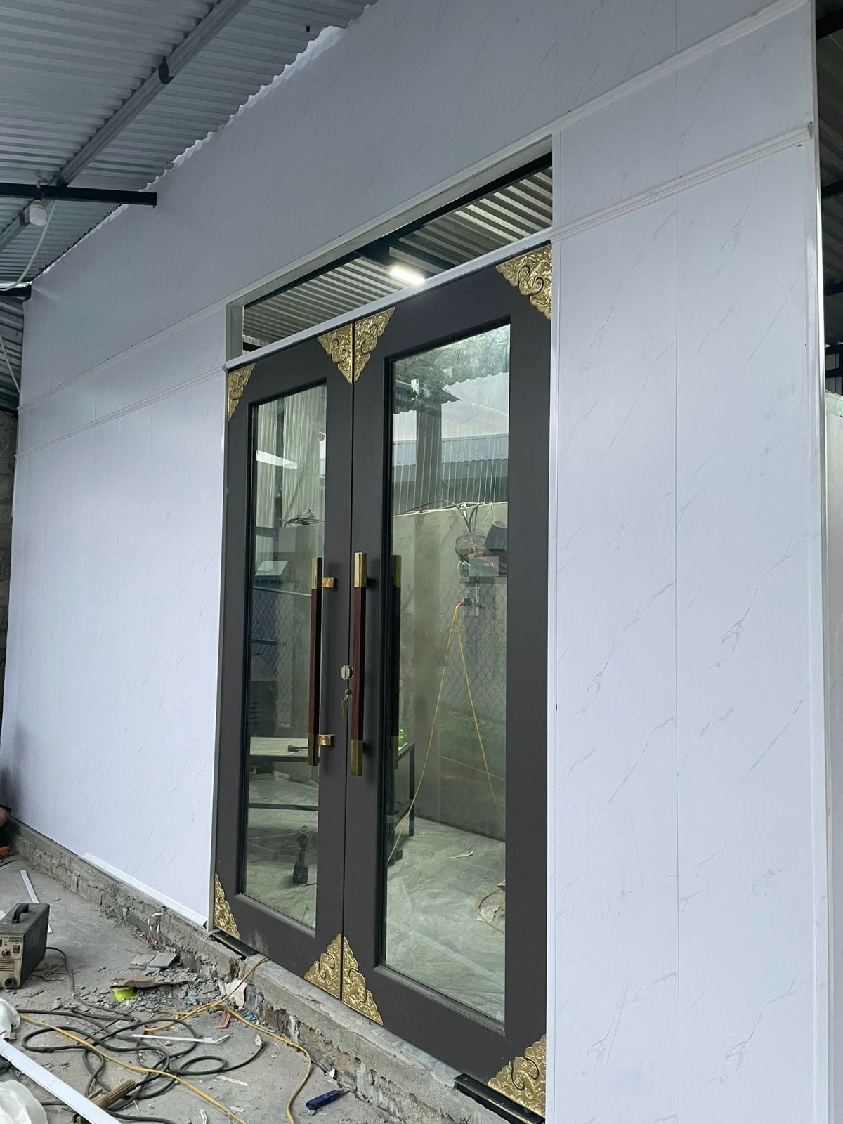 Cửa nhôm kính 2 cánh phong cách tân cổ điển