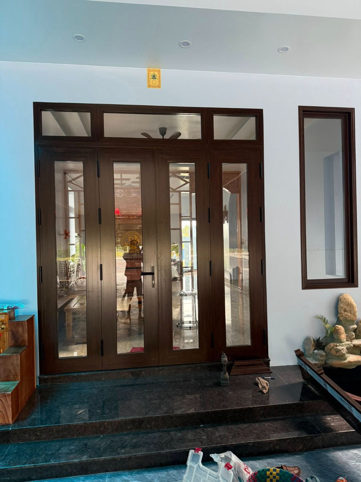 Cửa nhôm kính vân gỗ 4 cánh kết hợp ô kính lấy sáng