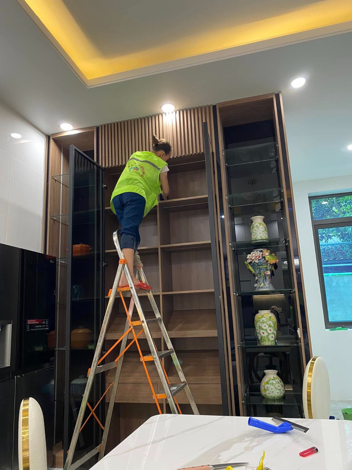 Vệ sinh nội thất tủ kệ và khu vực trang trí