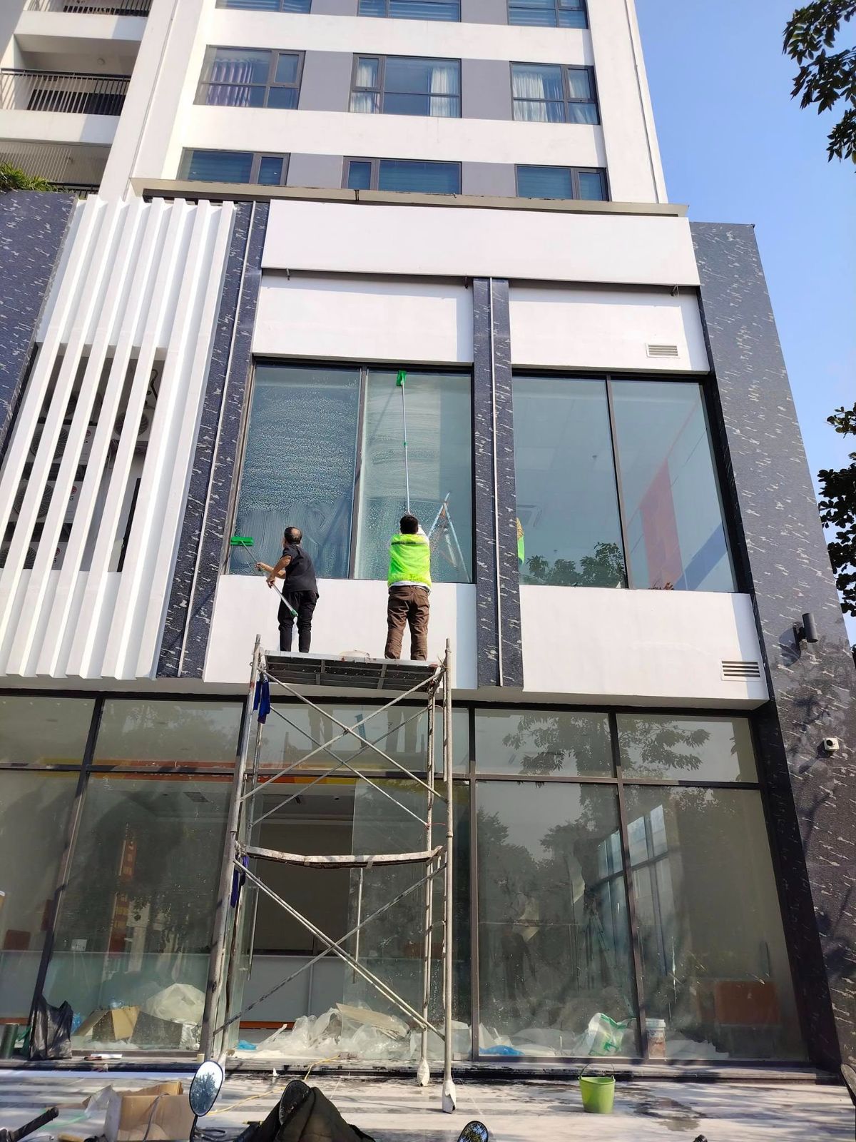 Vệ sinh kính mặt tiền kính ngoài nhà cao tầng