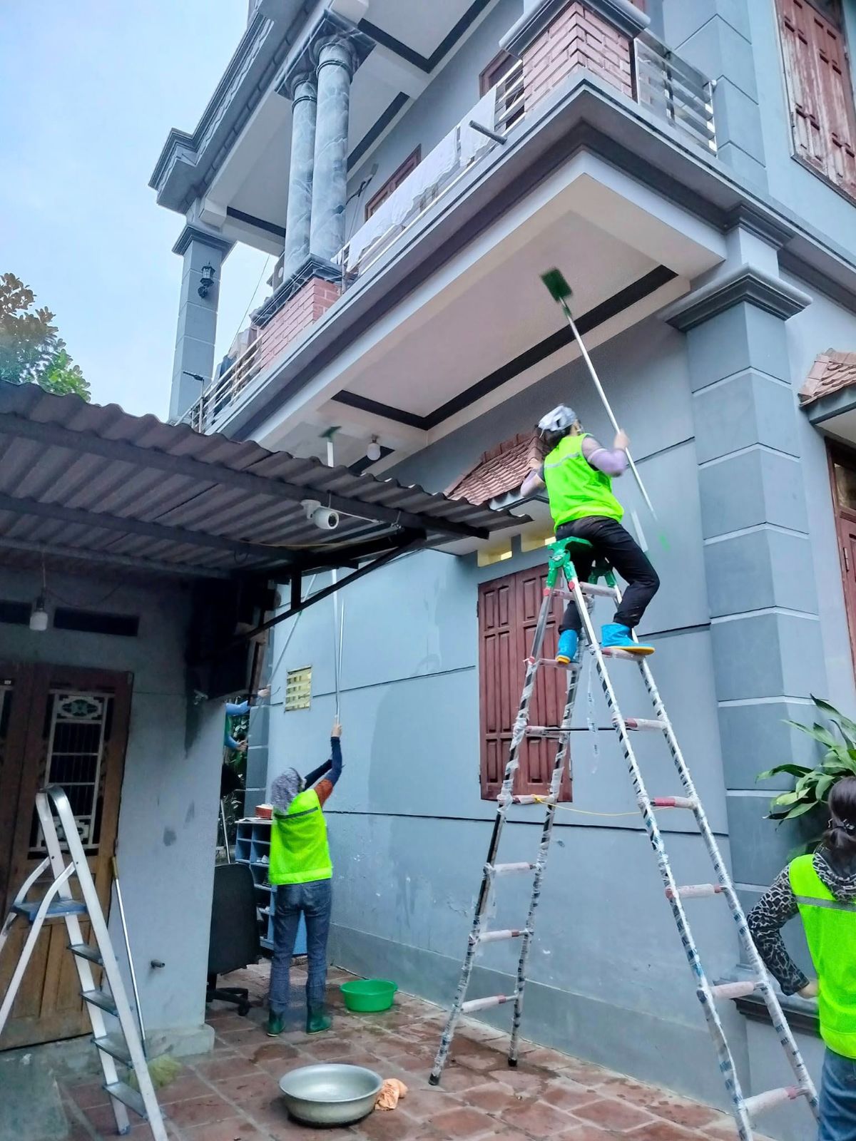 Vệ sinh ngoại thất nhà ở trần tường mái hiên