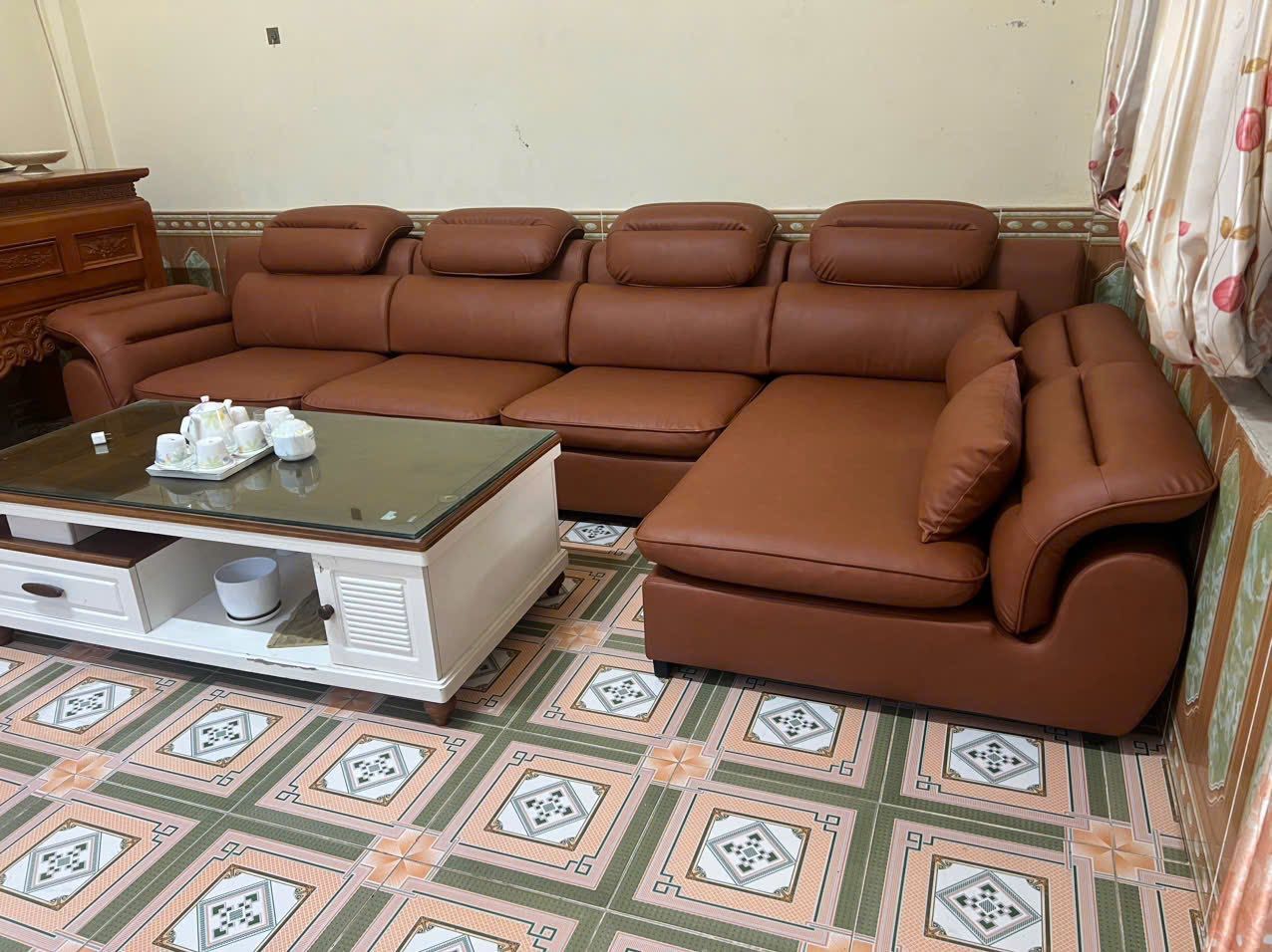 Sofa chữ L bọc lại da màu nâu bò