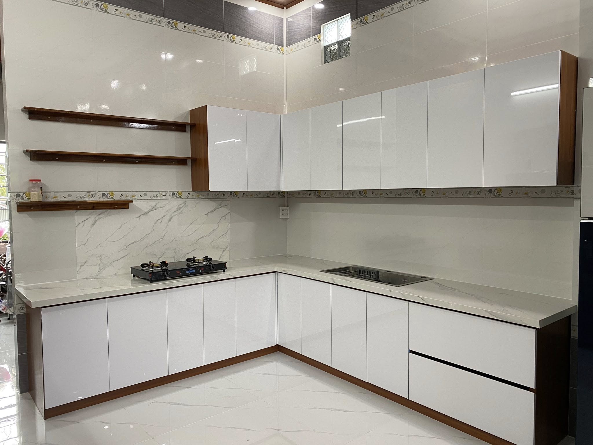 Tủ bếp MDF cánh trắng tối giản