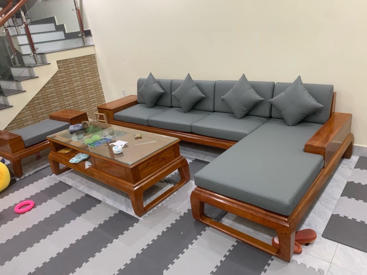 Đệm ghế gỗ chữ L bọc nệm xám hiện đại