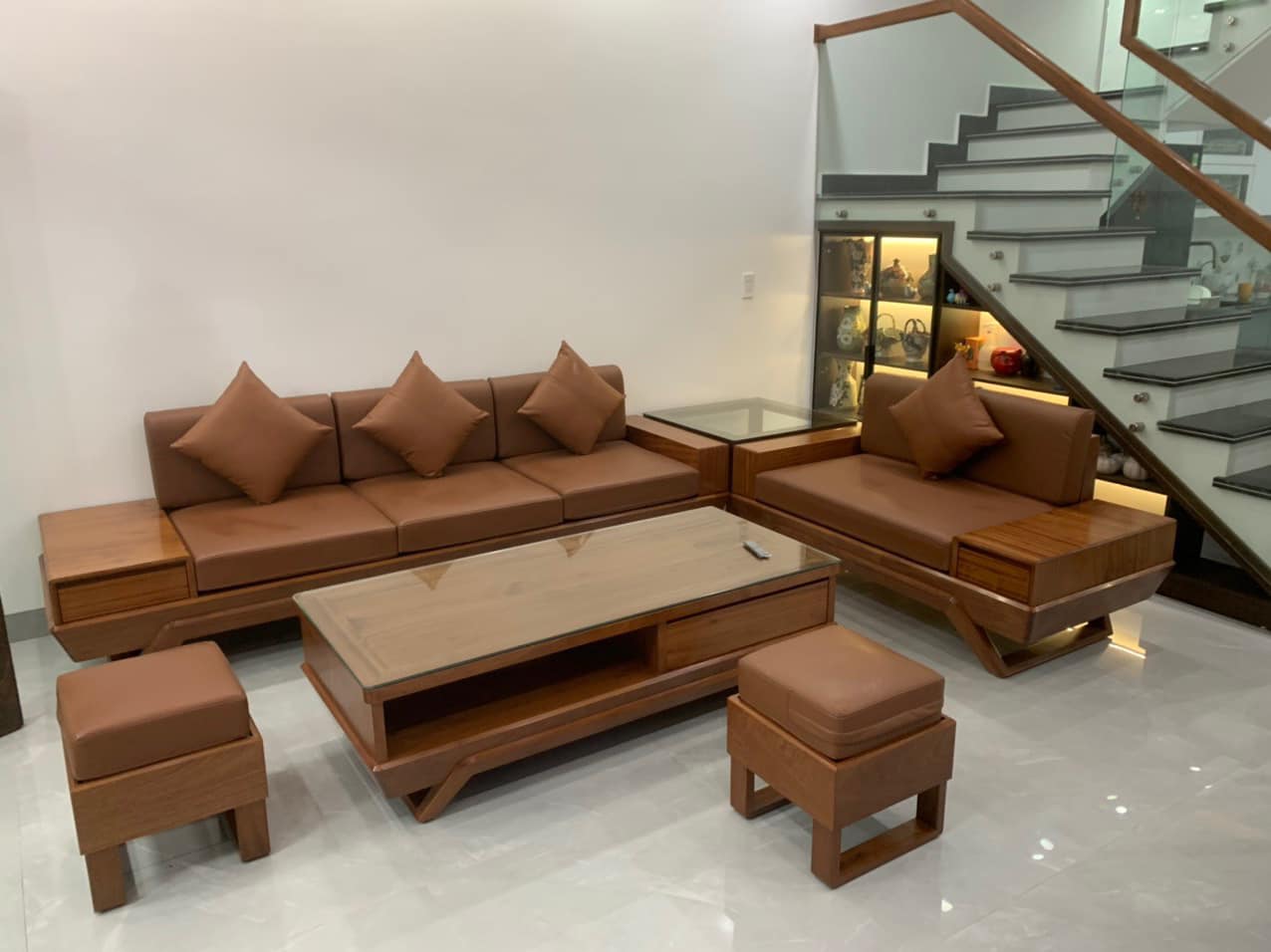 Đệm ghế gỗ bọc da màu nâu sang trọng