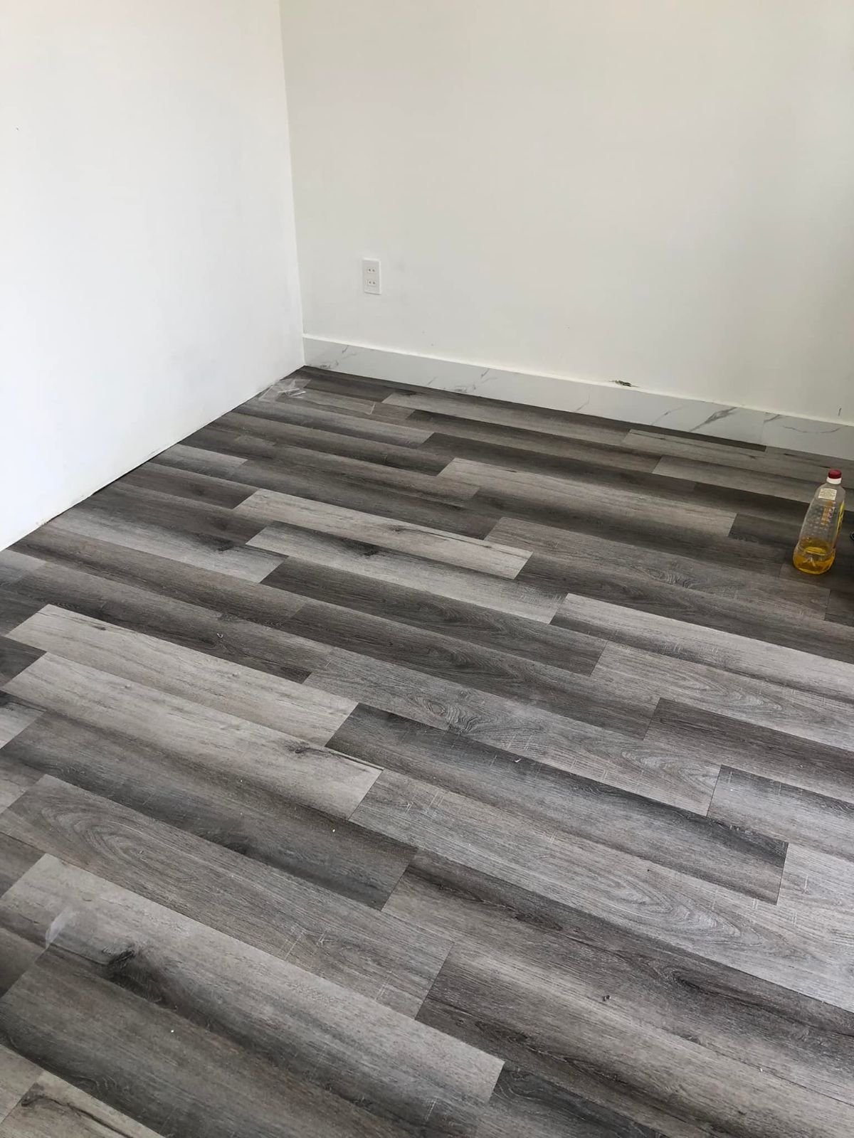 Sàn nhựa vân gỗ xám hiện đại