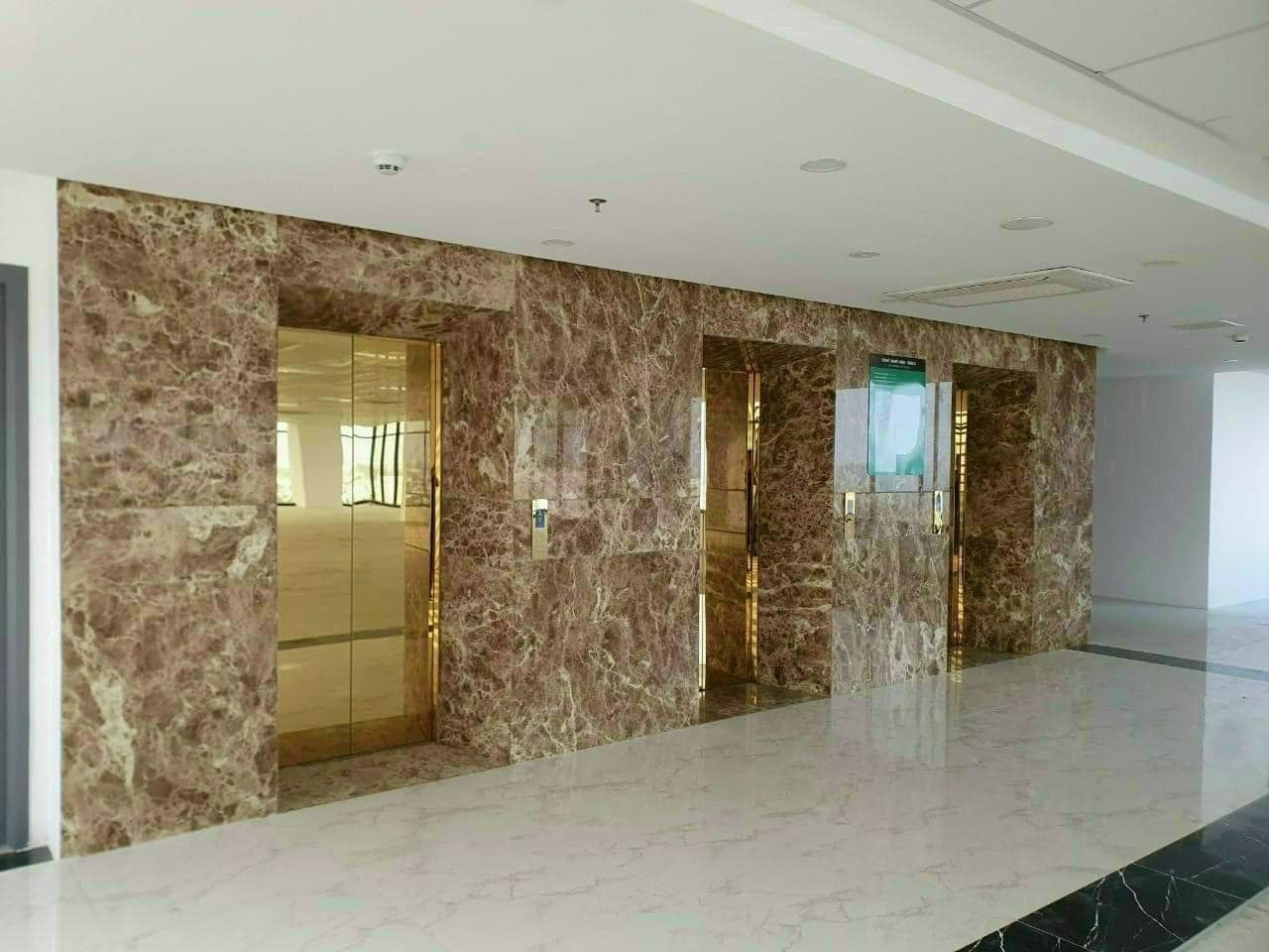 Đá ốp khu vực thang máy