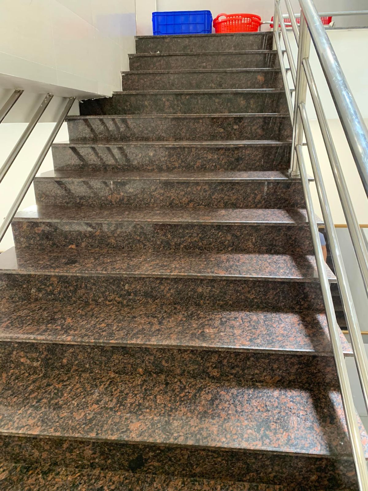 Đá granite ốp cầu thang