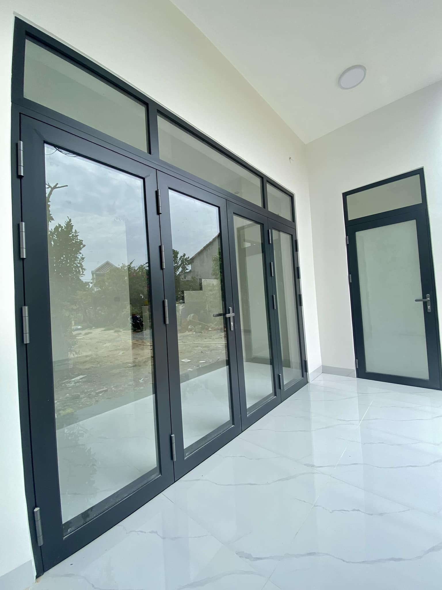 Cửa nhôm kính mặt tiền