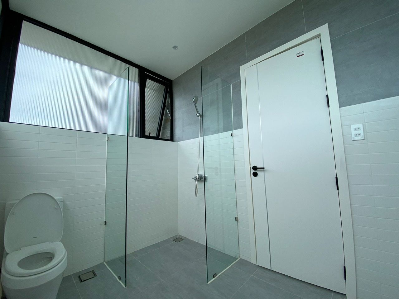 Vách kính phòng tắm
