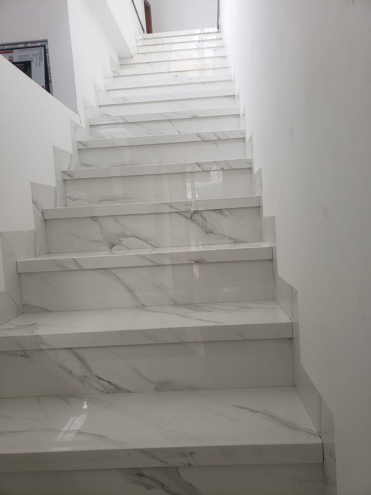 Đá Marble trắng ốp cầu thang