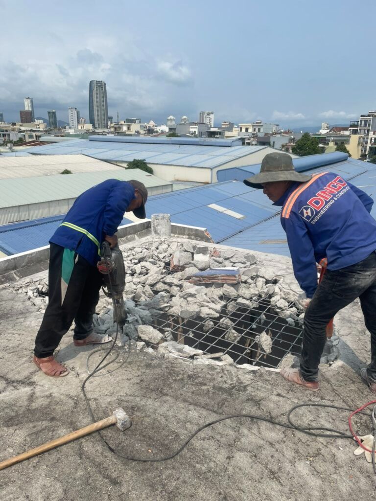 Phá dỡ cắt mở sàn bê tông trên cao