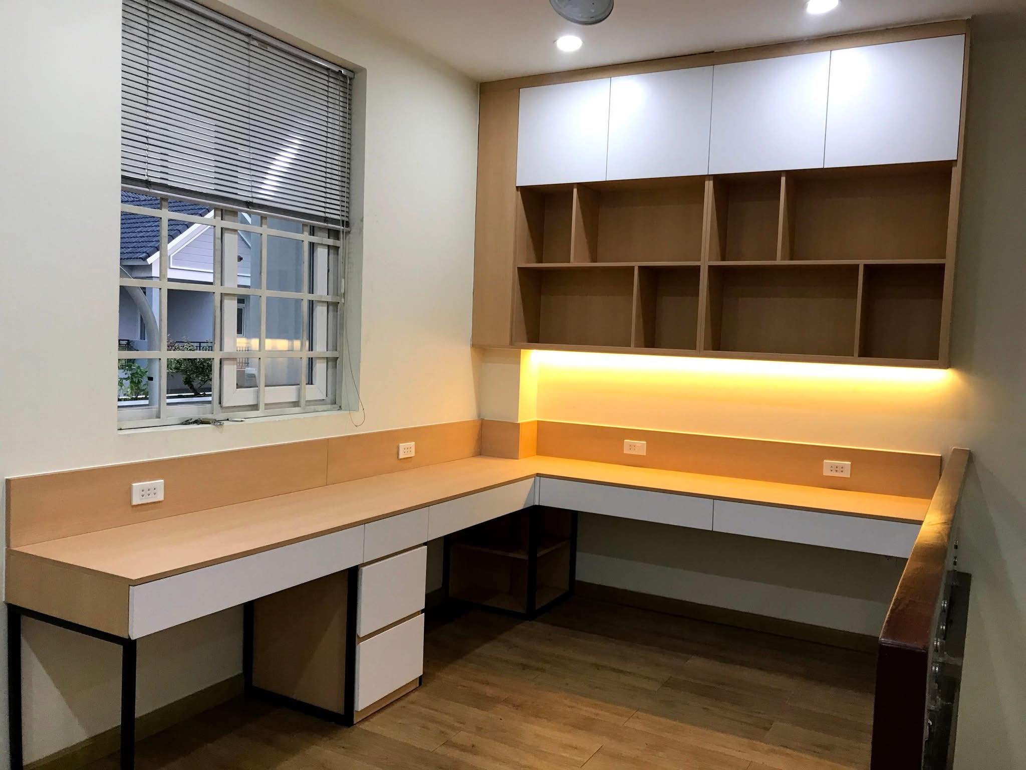 Bàn làm việc và tủ sách âm tường