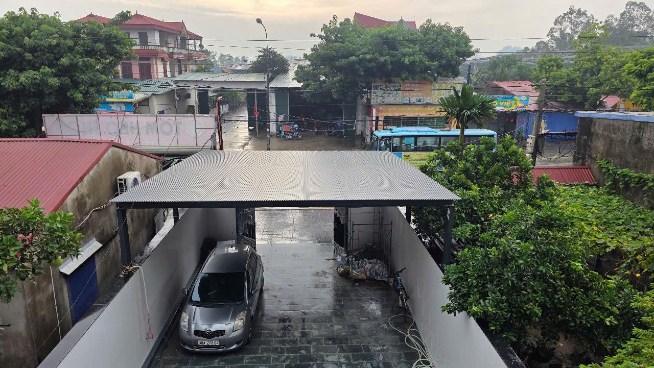 Mái nhôm lam sóng che sân để xe