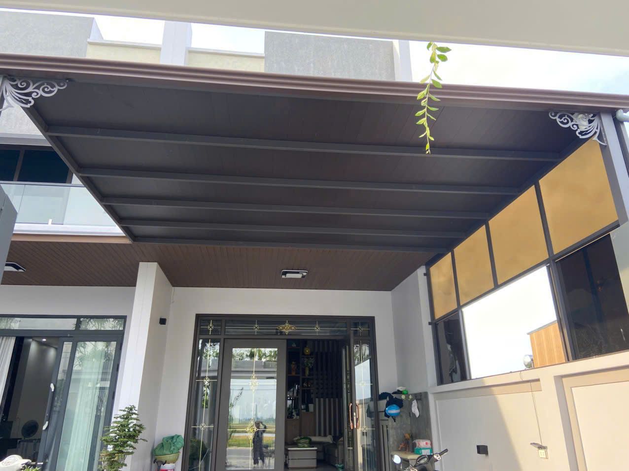 Mái nhôm lam sóng trước hiên nh