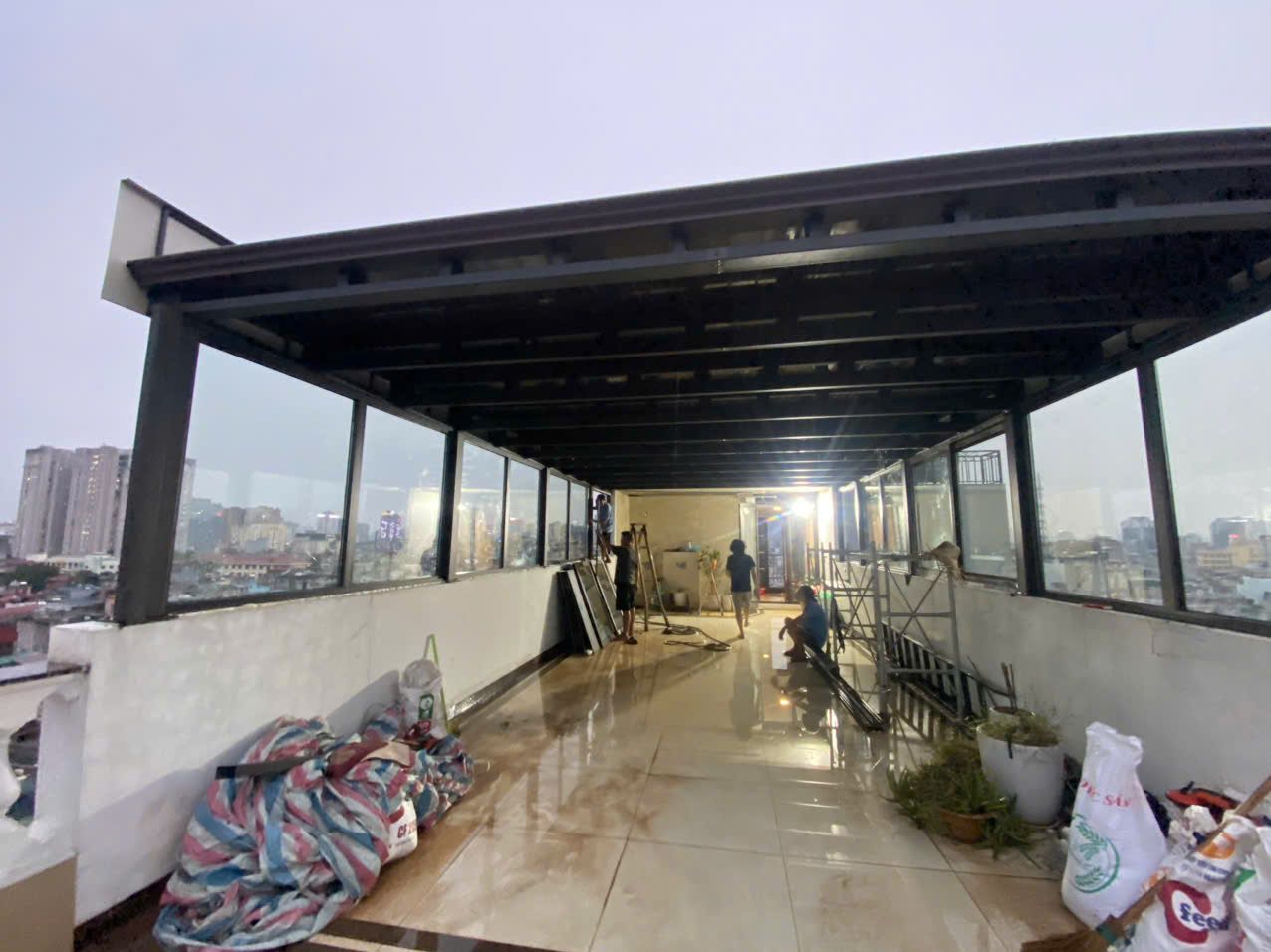 Mái nhôm lam sóng sân thượng không gian dài