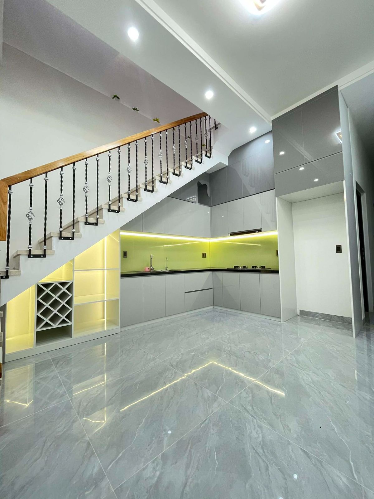 Tủ bếp nhựa gầm cầu thang