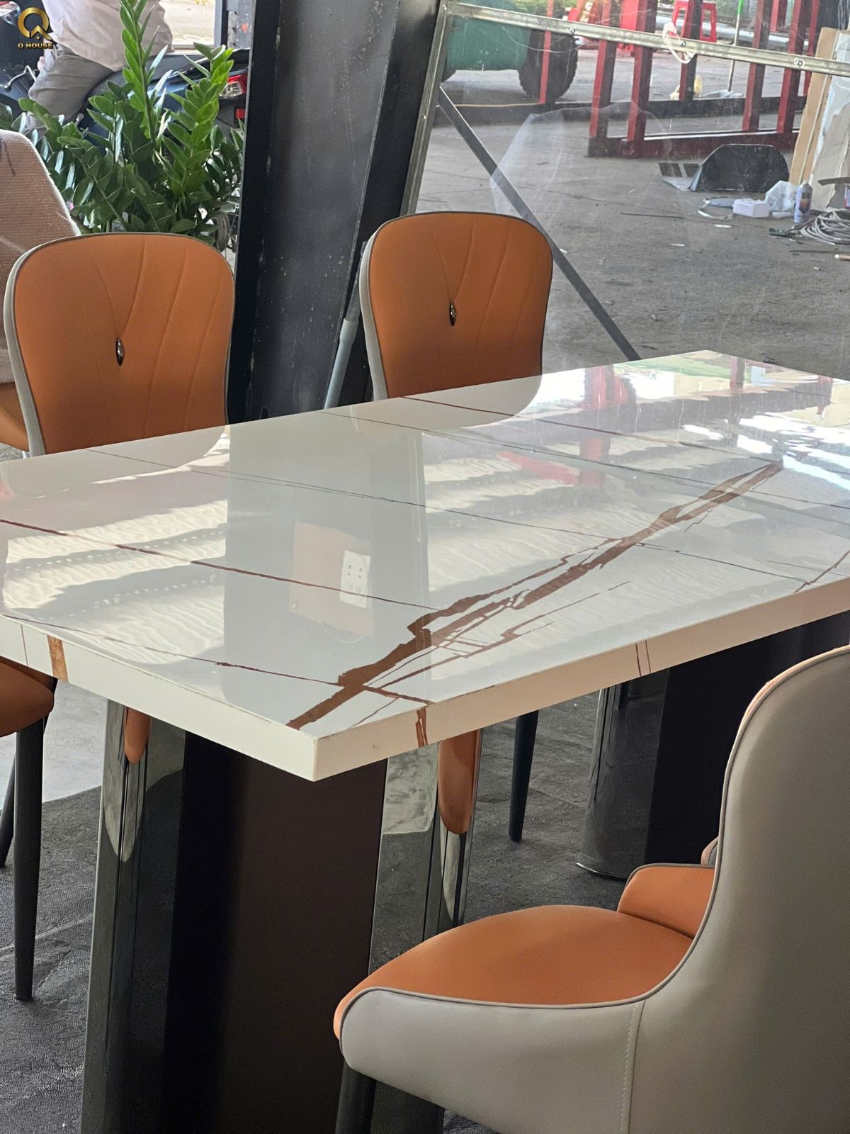 Bàn ăn mặt đá kết hợp ghế nội thất