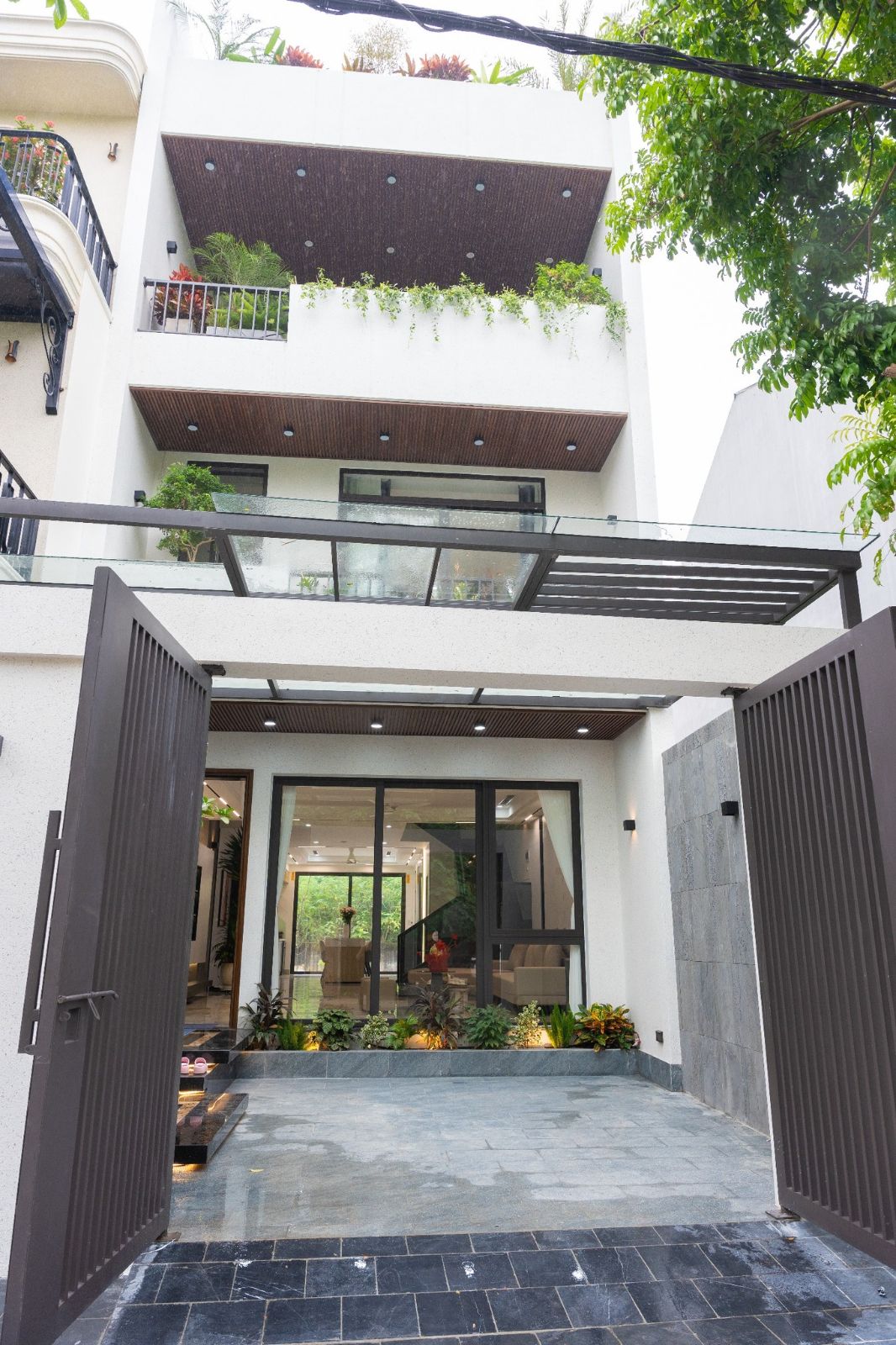 Nhà ở với ban công xanh