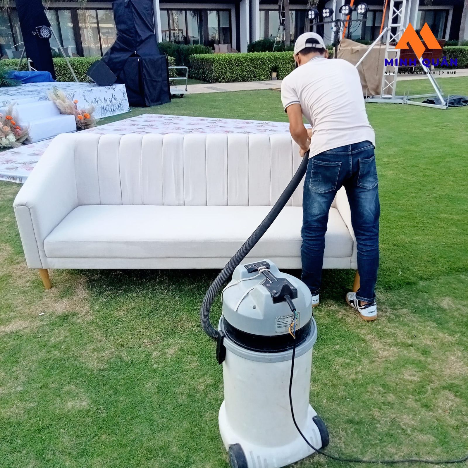Vệ sinh sofa nệm ngoài trời