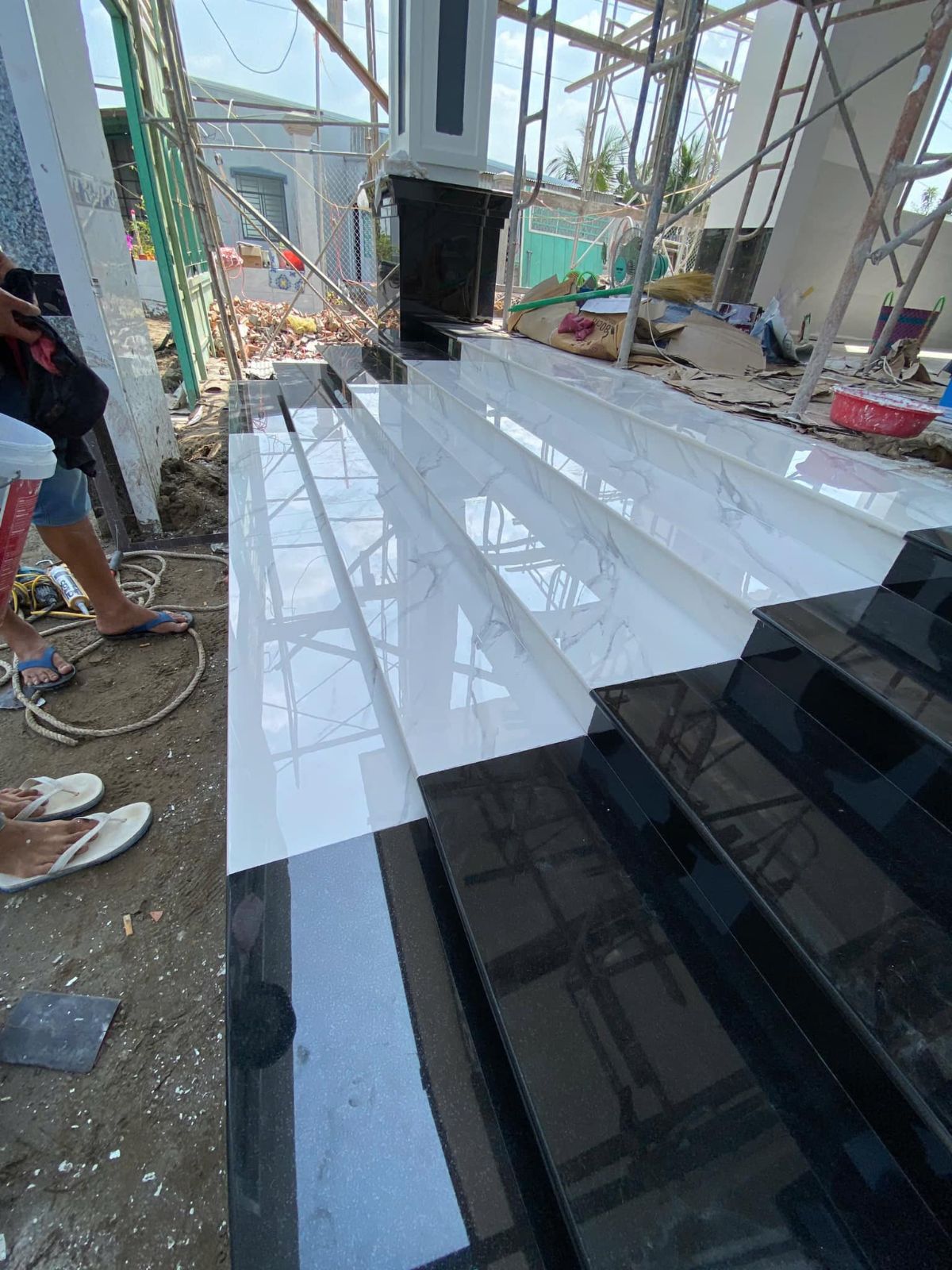 ĐÁ ỐP TAM CẤP TRẮNG VÂN MÂY