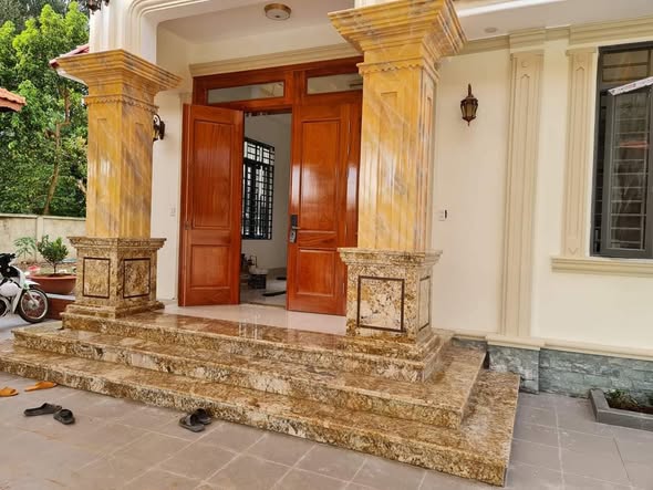 Đá ốp bậc tam cấp và cột sảnh