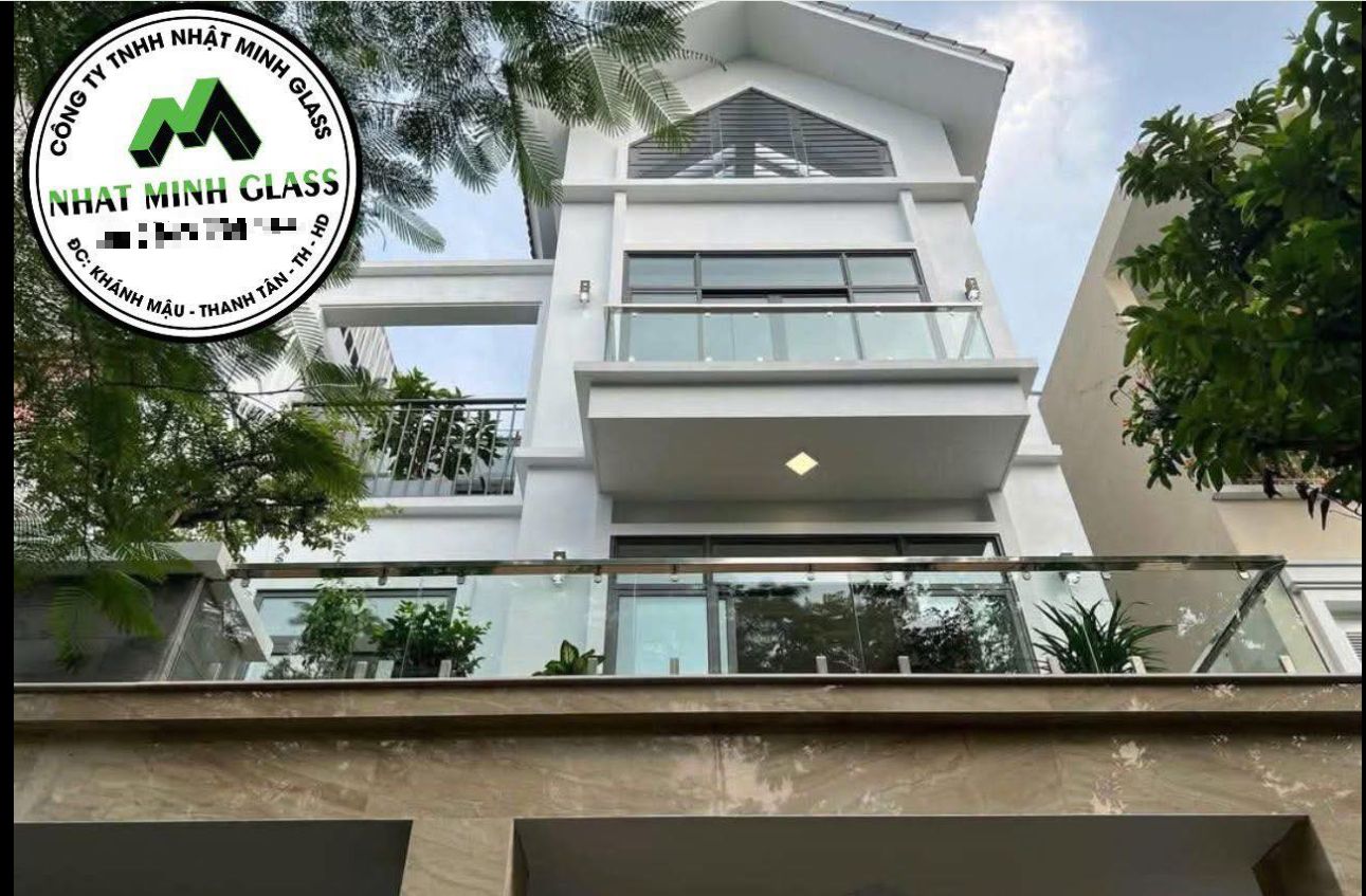 Lan can và ban công kính mặt tiền