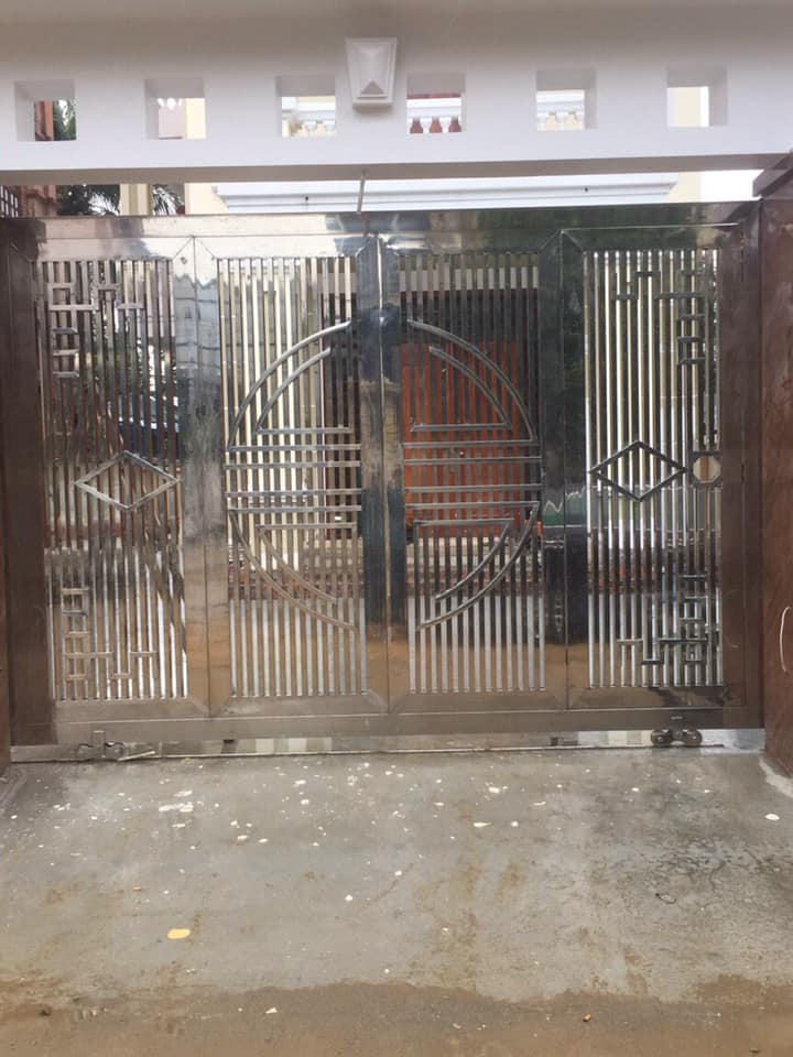 Cổng inox 4 cánh hoa văn tròn