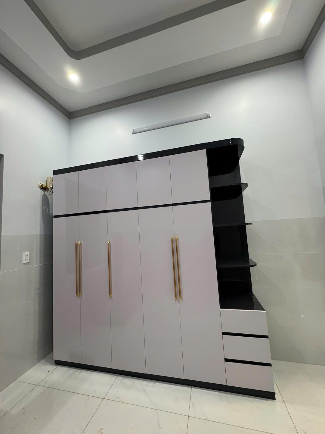 Tủ quần áo nhựa kịch trần kết hợp kệ trang trí