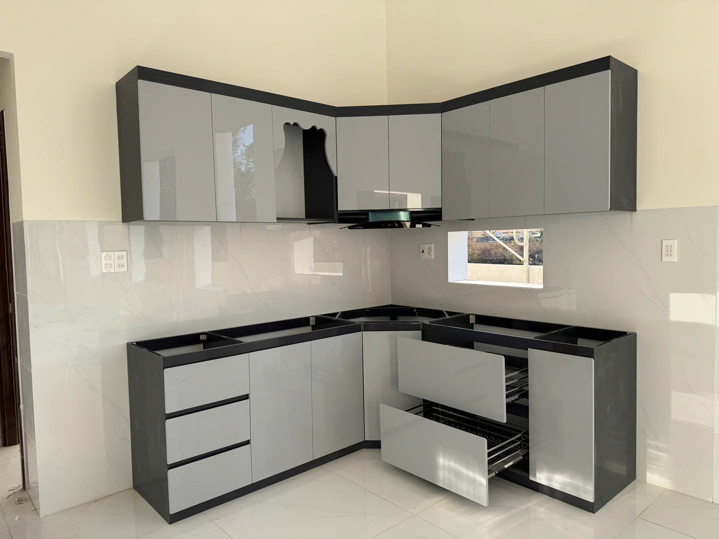 Tủ bếp nhựa chữ L hiện đại
