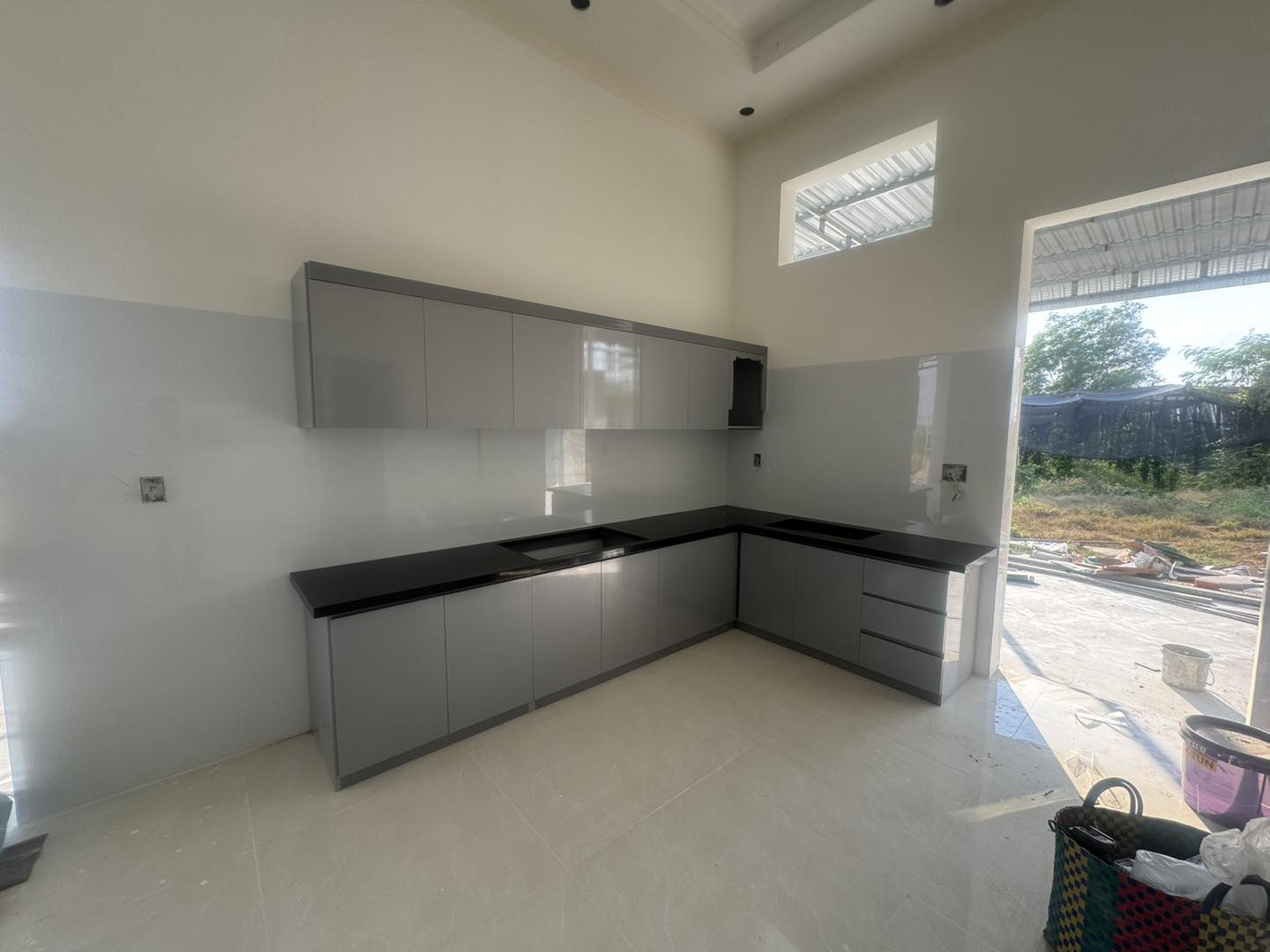 Tủ bếp nhựa chữ L không gian mở